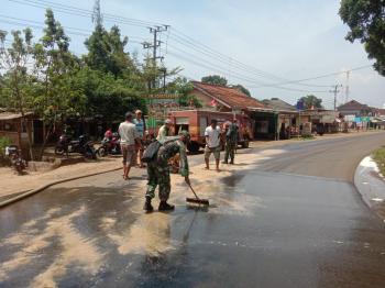 Oli tumpah di Jalan Damkar dan Babinsa Sigap Ambil Tindakan